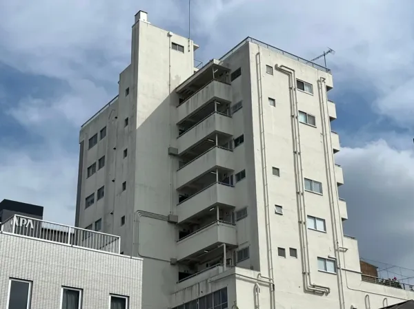 東京都新宿区　商業ビル・マンション　大規模修繕工事：安全管理を徹底した繁華街の大規模修繕工事