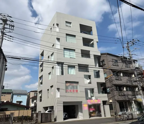 川崎市高津区　商業ビル改修工事：改修工事で美しいコンクリートの外観へ